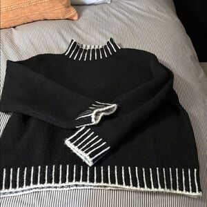 Women’s Elan sweater size med